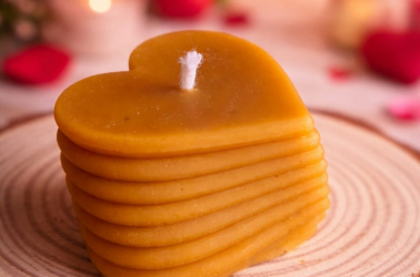 Picture of Candle from Cambridge Honeybees 68g Hearts