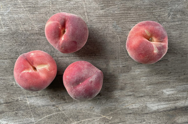 Peaches 'Bloody White' (2 peaches) Picture of Peaches 'Bloody White' (2 peaches)